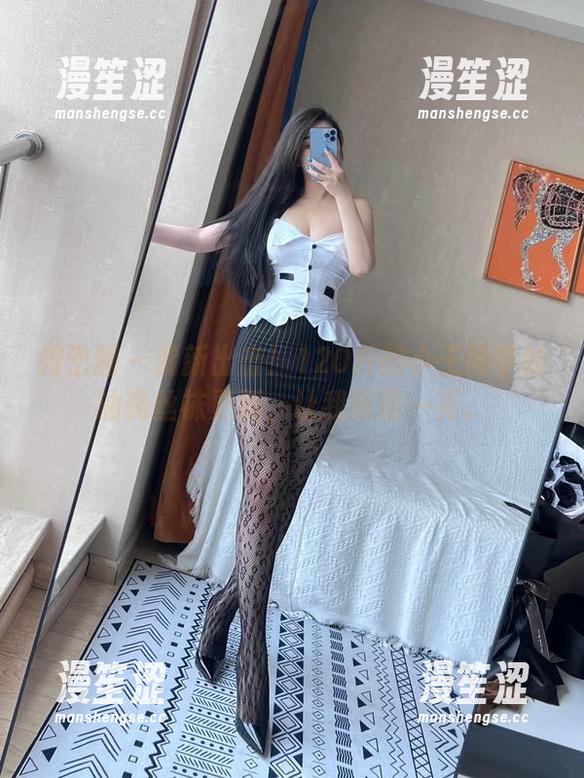 微密圈 - 清新出击！120斤的小王同学的油亮丝袜更新，让我眼前一亮。