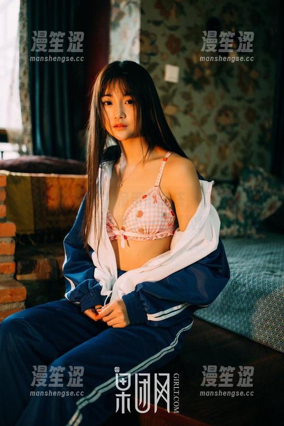 GIRLT果团网-酸酱兔 GIRLT果团网 - 吊带随意搭,福利图集让酸酱兔更上一个层次!