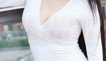 MiiTao蜜桃社 – 穿着校服的陆萱萱Cecilia，写真合集里满是无辜的诱惑