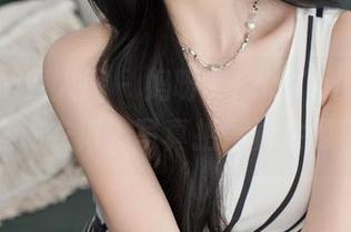 Xiuren秀人网 – 妈呀，FoxYini孟狐狸这连衣裙，写真拍得真会撩！