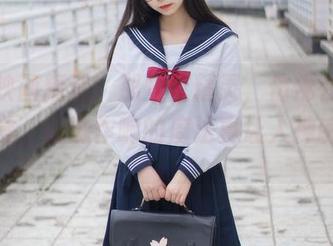 兔玩映画精选：那些蓝精灵，仿佛在空气中弥漫，滋滋作响的魔法真让人神魂颠倒。