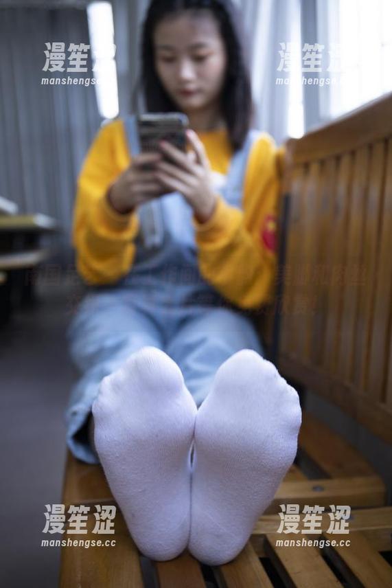 南国足艺 - 在工作间的小韵：美脚和肉丝交织，写真大片等你免费欣赏！