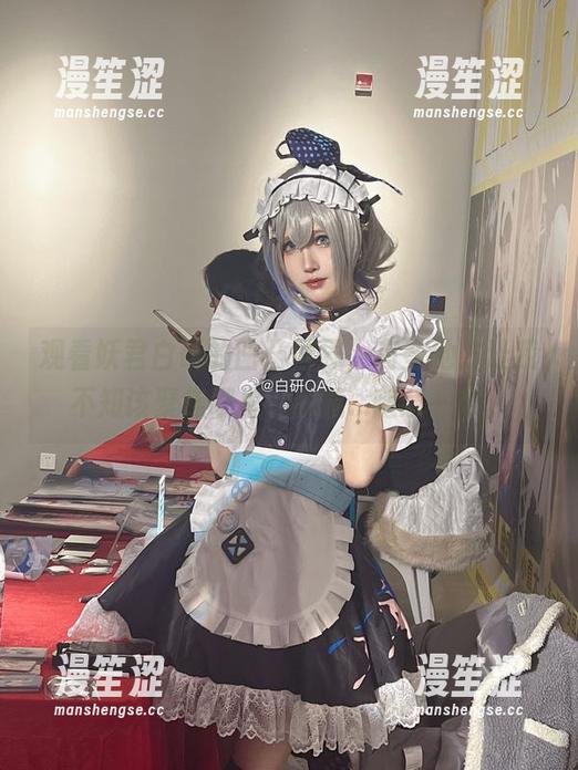 观看妖君白研的凹凸世界，有些地方让我不知该聚焦哪里，只能...随意一瞅。