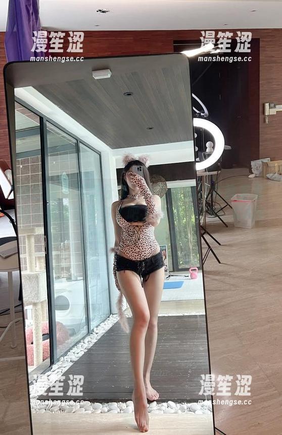 小玉吃果冻 微密圈 - 写真分享:小玉吃果冻在教室里的表情包也太多了吧,有种“老师_CANCEL”的即视感。