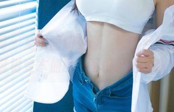 尤果网 – 免费图册见证，黛斯羽如何让圣诞树变本加厉…不仅仅是装饰！