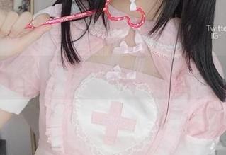 水中嬉戏：摇摇乐yoyo的私房泳衣奇趣