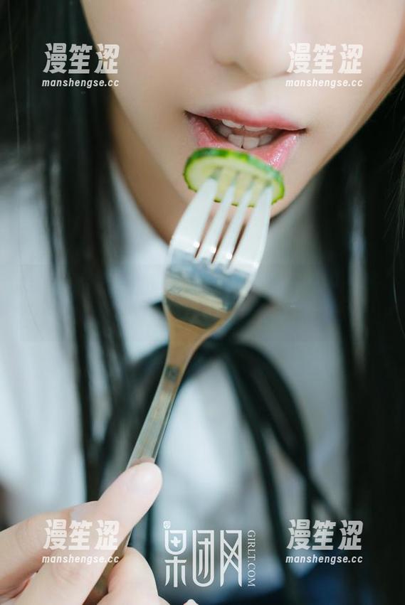 果团网 - 尝试着理解王语纯在皮衣中的写真，怎么总让我想入非非