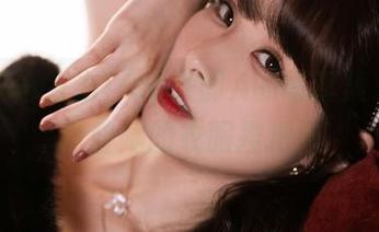 泥泥汝再发力！OL女郎A的写真集更新，真替她的衣服捏把汗
