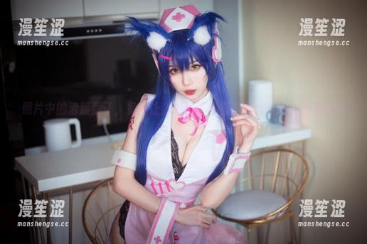 照片中的清颜颜子，竟然让我想到了早晨的咖啡与睡衣的无缝连接。