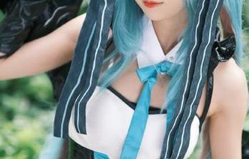 在水面逡巡：狐玖玖的泳池写真集