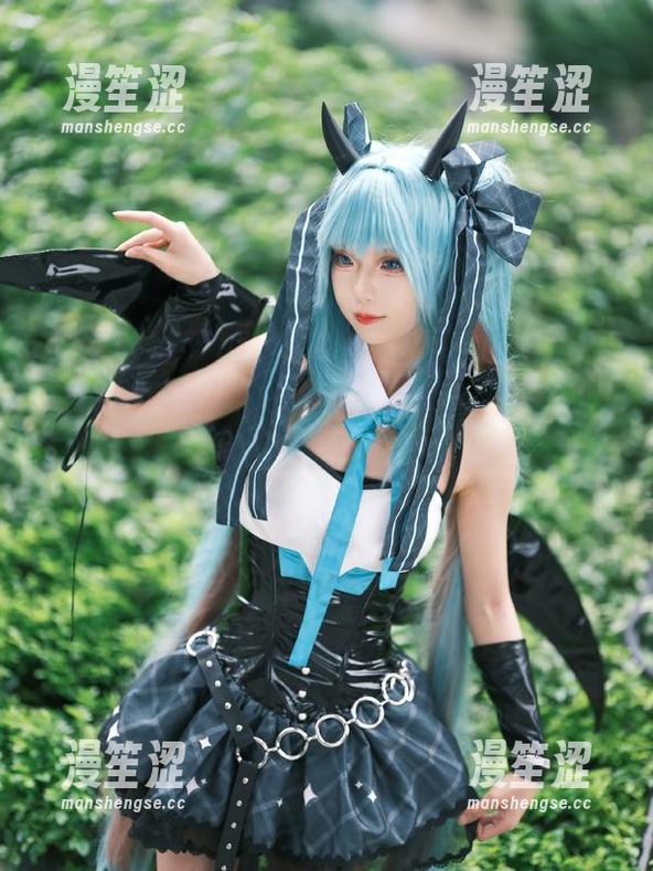 狐玖玖 在水面逡巡:狐玖玖的泳池写真集
