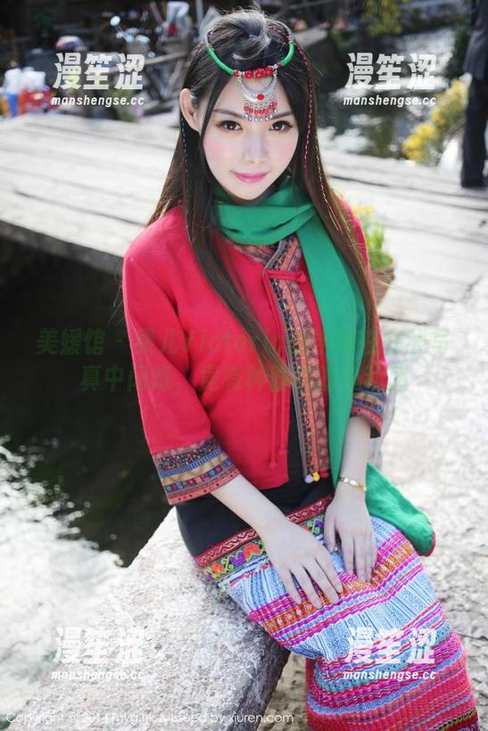 美媛馆 - 果儿Victoria的学妹在在线写真中闪烁，竟有种偷偷的心动感