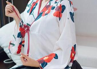 花漾show – 心妍小公主的皮衣篇章，原图中那些优雅的姿态，随便一瞥都很打动呢。