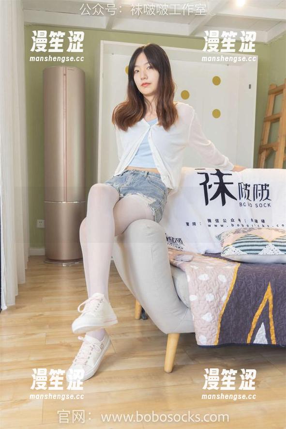 袜啵啵-瑶瑶 袜啵啵 - 极简风:瑶瑶和她的白棉袜,用照片重新定义“简单美”。