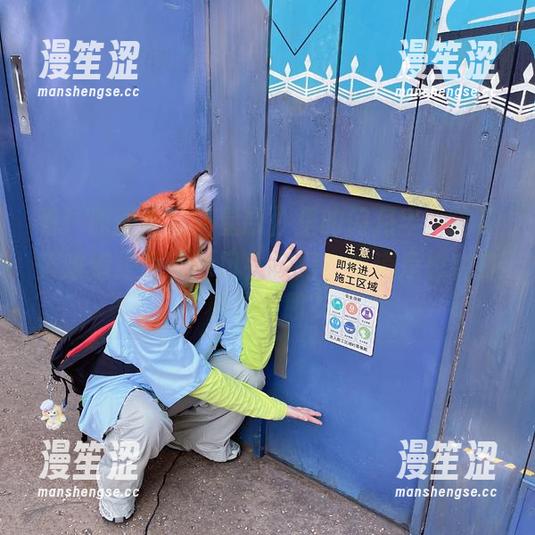 看！原图《柏崎星奈》里的闪月半，这姿势难道是为了抢风头的吗？难道是想变身模仿天鹅？