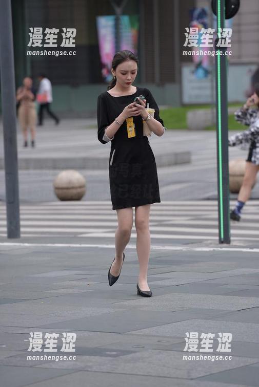 魔镜街拍-婷婷 魔镜街拍 - 婷婷的写真,别说了,光是那白色吊带裙和黑丝已经让我想再看十遍,每一遍都有新发现!