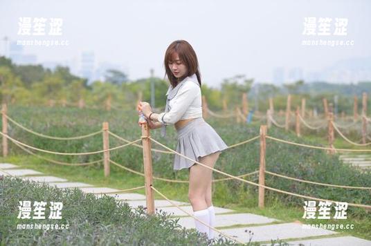 魔镜街拍 魔镜街拍图包:表姐穿的裙子真厉害,丝袜好像有自己的主张!
