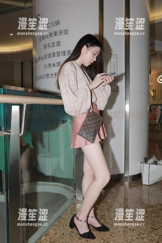 魔镜街拍里的小秘密：灰蓝瑜伽裤小姐姐偷偷让高清也激动起来。
