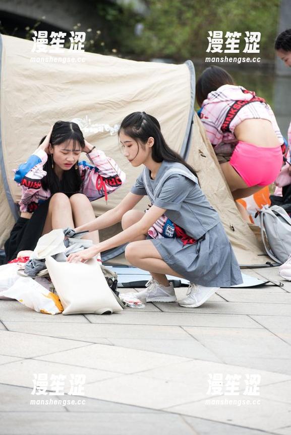魔镜街拍：小背心牛仔裤，图包里藏着不如说的姿态